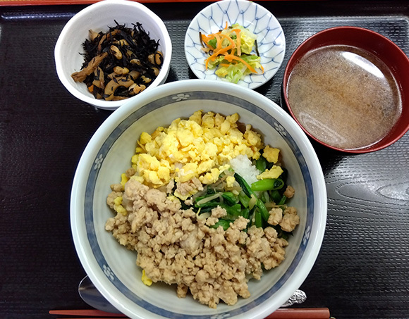 三色丼・大豆とひじきの五目煮