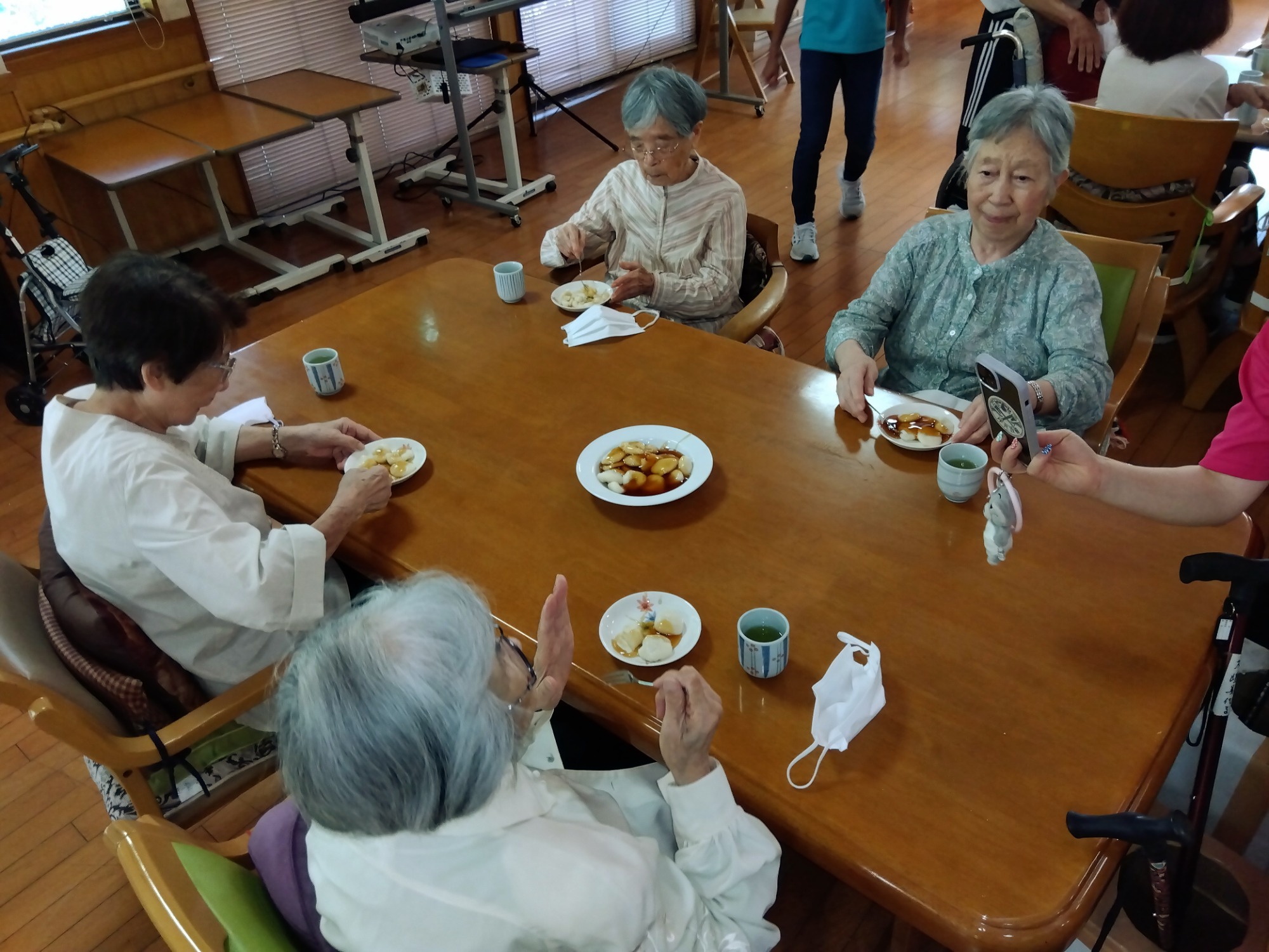 2024.10.26　デイおでかけの様子　コスモス畑へドライブ
